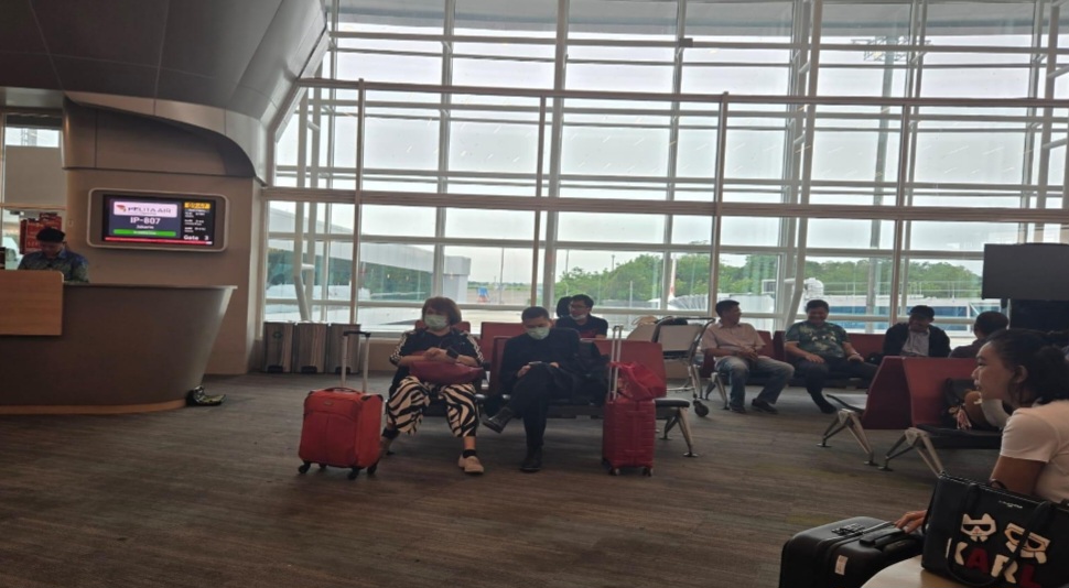suasana ruang tunggu pesawat ZDEH2